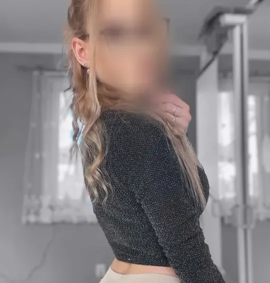Ellie, 29