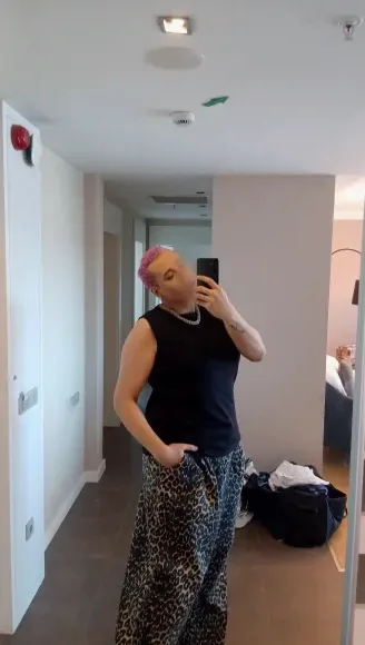 Isabella, 33