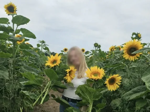 Simone, 32